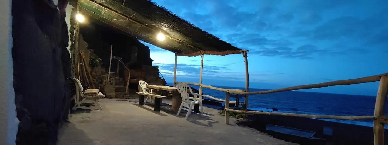 Casita Pajero En El Pozo De Las Calcosas, El Hierro